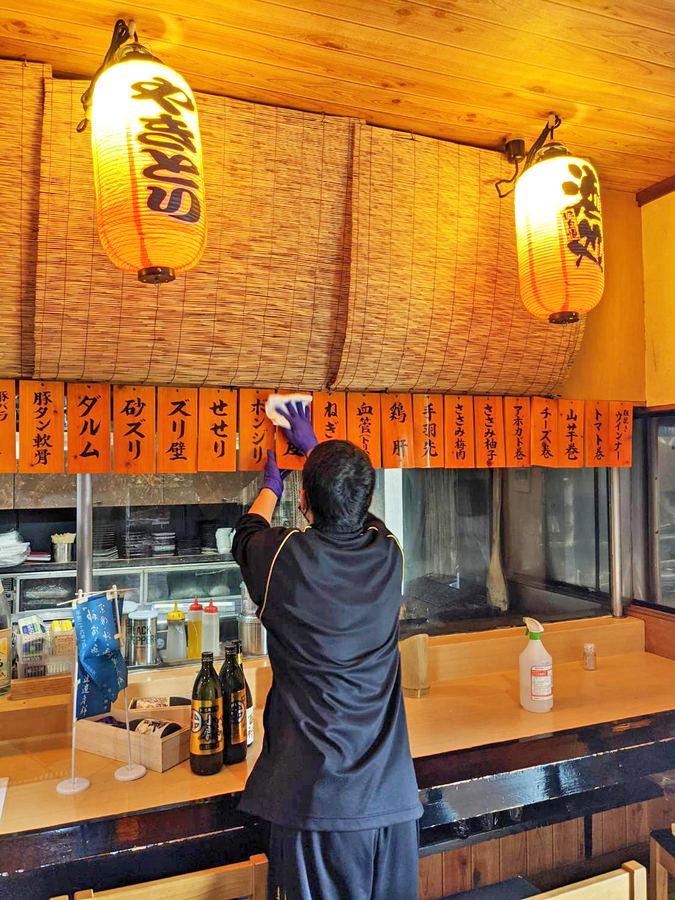 居酒屋のカウンター清掃